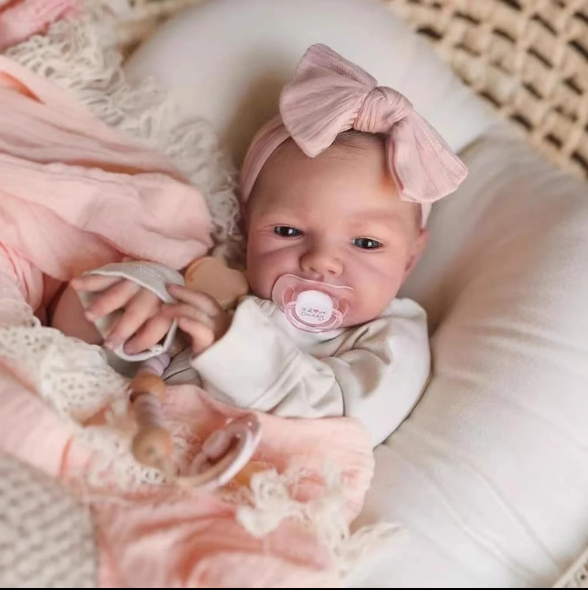 19-calowa lalka Reborn Awake August, realistyczny rozmiar noworodka, tekstura skóry 3D z widocznymi żyłkami, ręcznie robiona lalka kolekcjonerska.