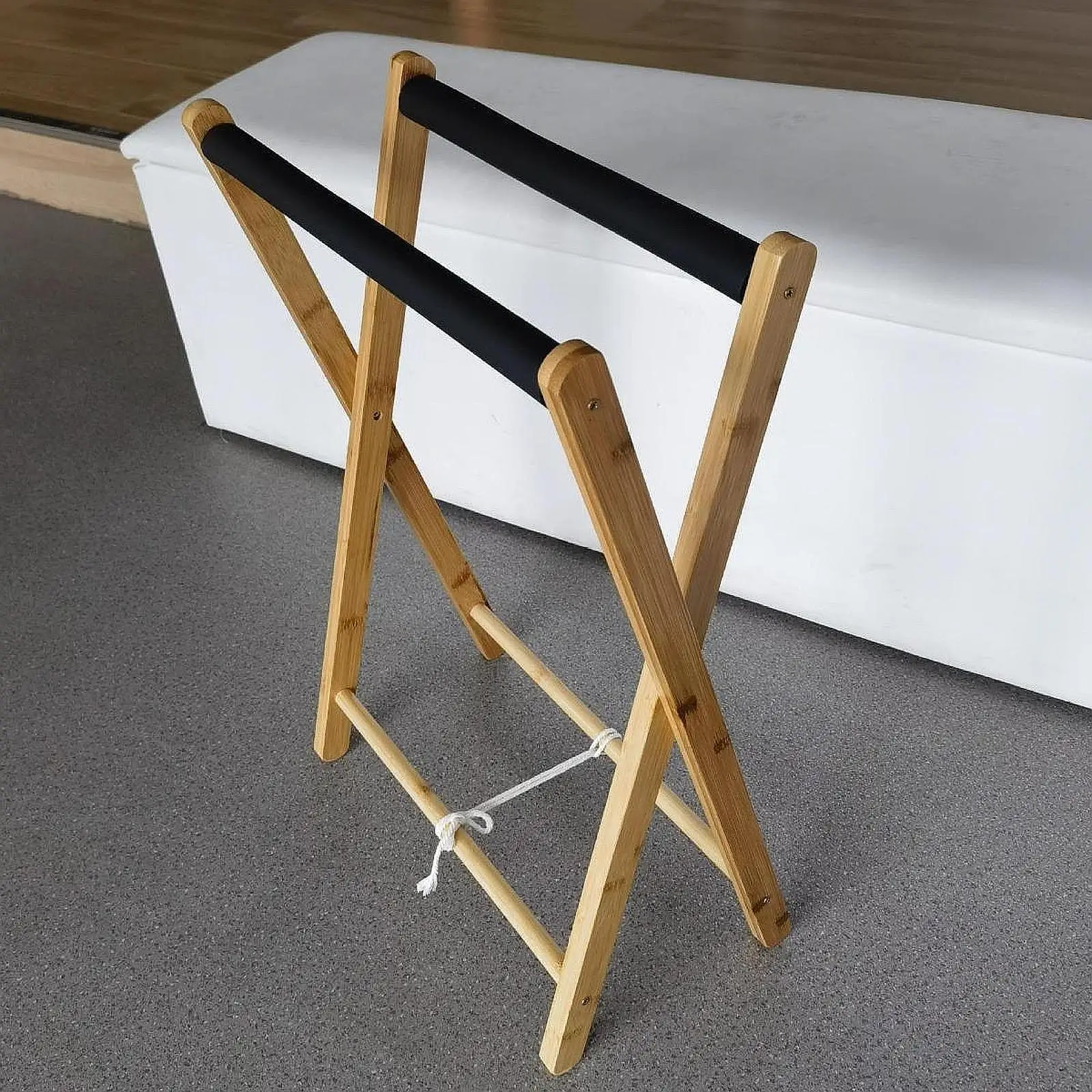 support-de-raquette-de-badminton-etagere-de-presentation-en-bois-durable-et-peu-encombrante-pour-l'organisation-de-l'equipement-sportif-a-domicile
