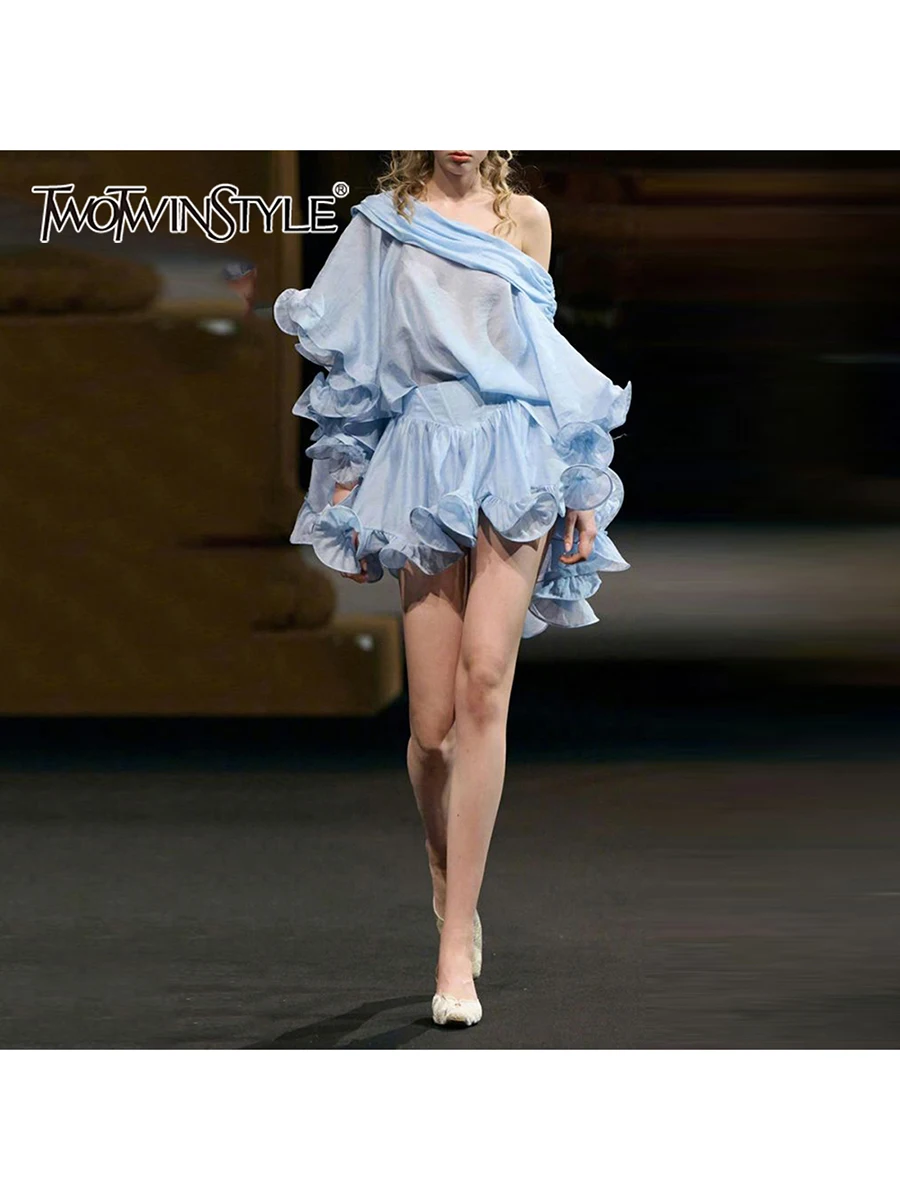 

Комплект из двух предметов TWOTWINSTYLE: однотонная блузка с вырезом-лодочкой и длинными рукавами, юбка А-силуэта с высокой талией. Шикарный женский комплект.