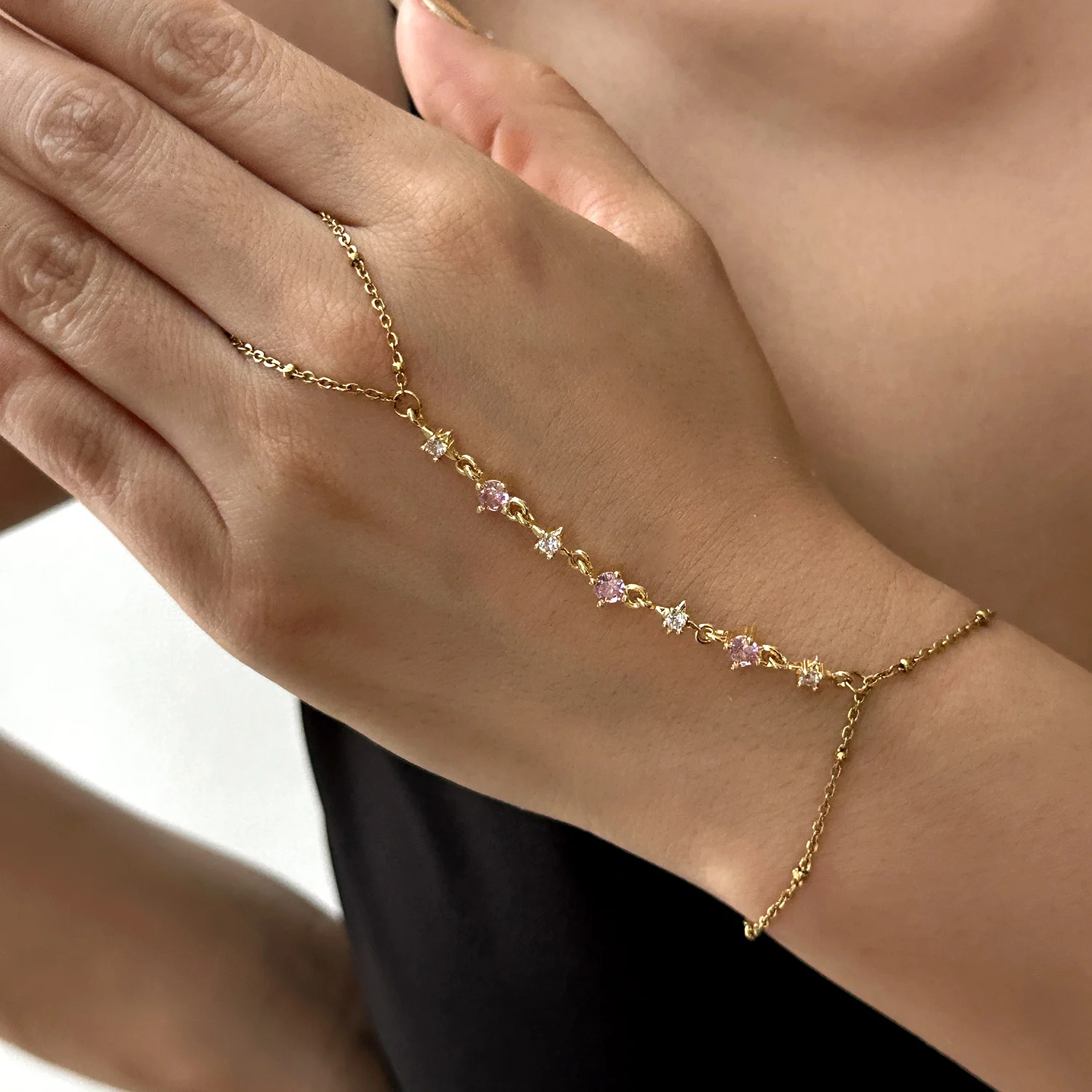 Zierliches Armband mit Zirkonia-Steinen und Edelstahl für Damen, vergoldet, Fingerkette, minimalistischer Schmuck für Hochzeiten und Partys, Geschenk – Detail 5