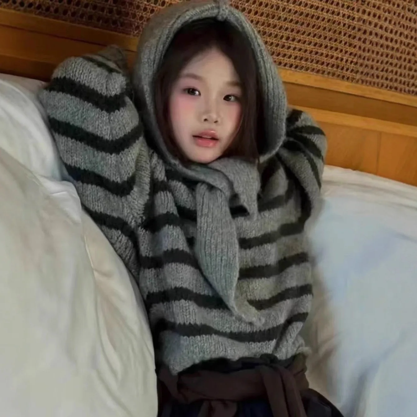 الفتيات سترة مقلمة قطعتين مجموعة 2025 الخريف والشتاء ملابس الأطفال الجديدة الفتيات قبعة للإزالة طاقم الرقبة محبوك سترة