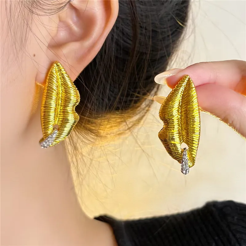 

Retro Metal Mouth Shape Earrings for Women Fashionable Exaggerated Unique High-End Feeling Daily Party Jewelry Accessories