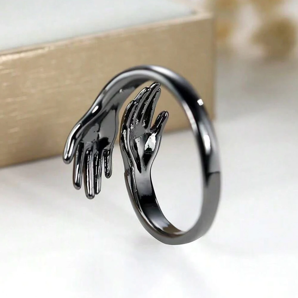 خاتم عناق عصري ثلاثي الأبعاد، لون ذهبي مع تصميم متشابك لليدين، تفاصيل رائعة وملمس كامل، مناسب للارتداء اليومي