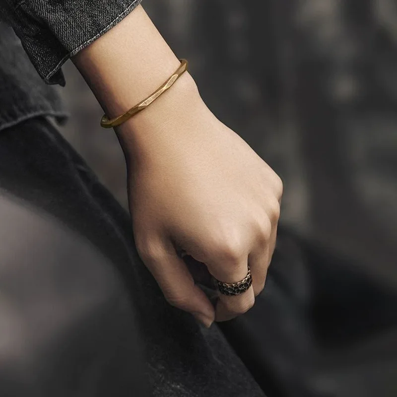 Geschliffener, polierter Bronze-Armreif, neutraler, matter Metall-Manschettenarmreif, strukturierter Handschmuck, Geburtstagsgeschenke für Männer und Frauen, Büro- und Alltagsoutfits – Detail 4