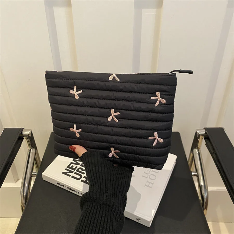 かわいいメイクアップバッグ ジッパー付き 大容量 化粧品バッグ 刺繍リボン ウォッシュ収納バッグ