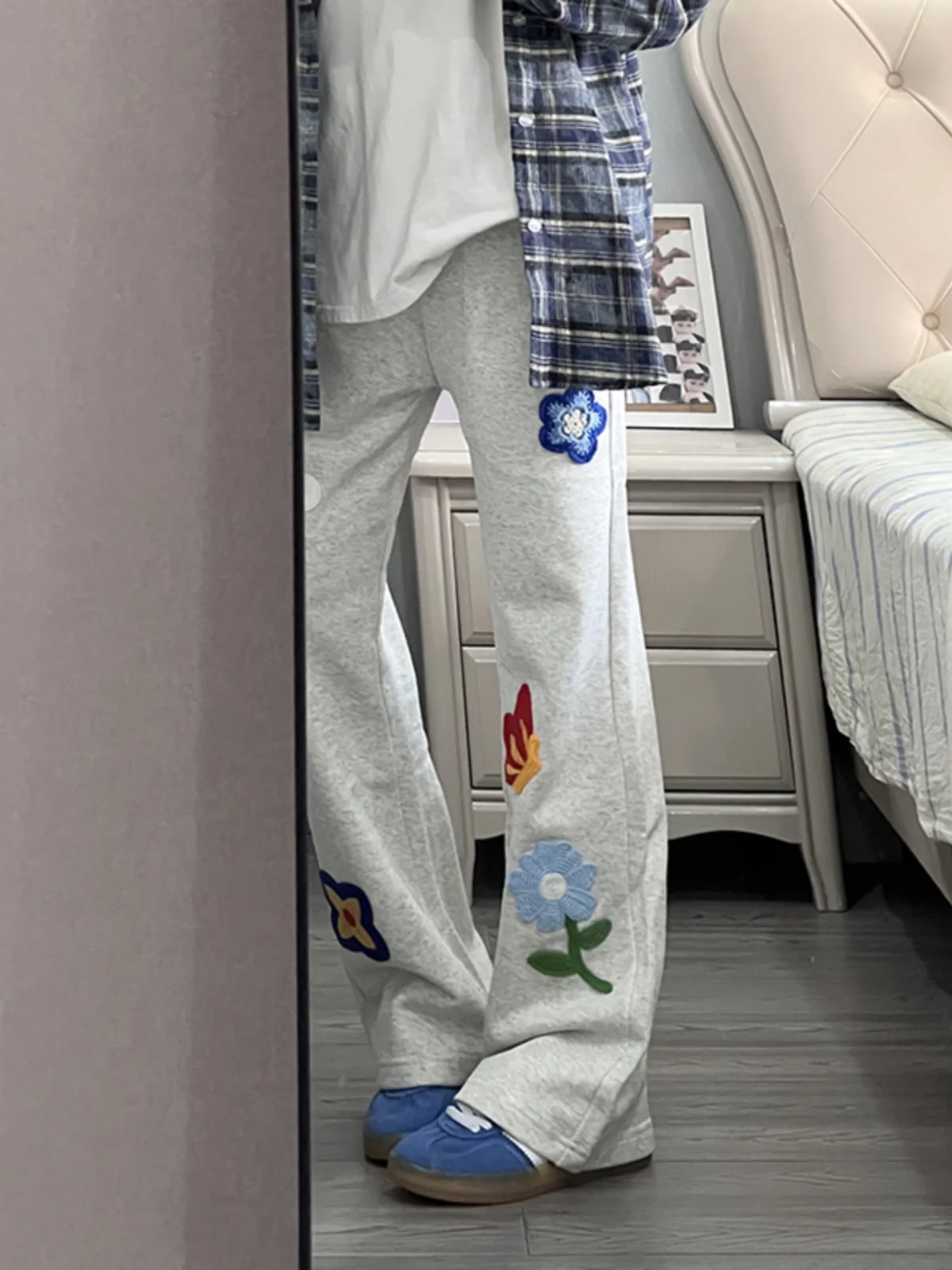 

Светло-серые мужские спортивные брюки с цветочной вышивкой в американском стиле, повседневные прямые брюки, весенние, свободного кроя, с эффектом драпировки