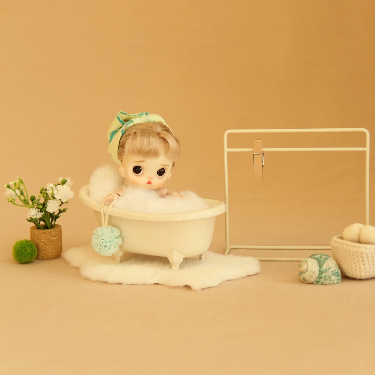 Miniature Simulation Furniture 1:12 Scale Wrought Iron Bathtub Set, Includes Carpet and Bath Ball, Suitable for Mini House Decoration