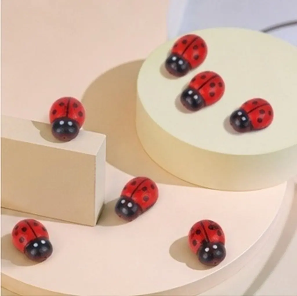 200Pcs Ladybug Garden Decor Mini Wooden Ornaments Simulation Landscape Decoration Micro Ladybird Backyard Lawn Decor