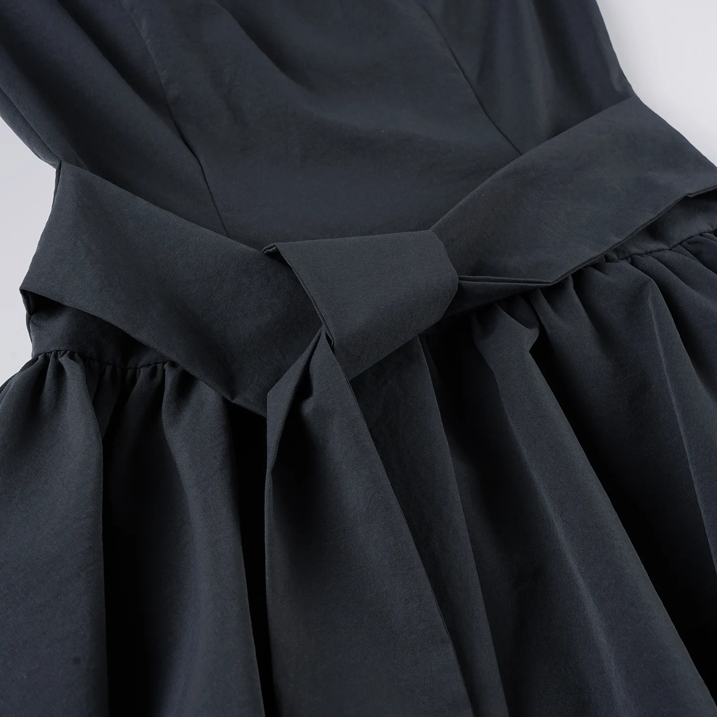 Vestido feminino preto de manga curta, vestido minimalista moderno com gravata frontal na cintura, minivestido fofo evasê.