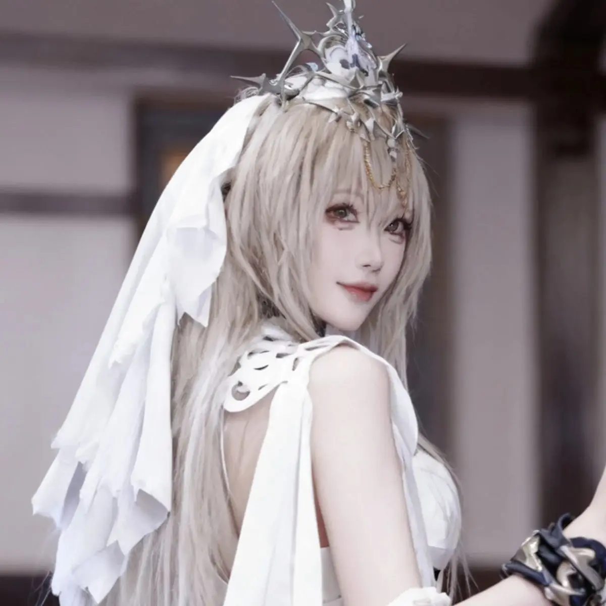 معاقبة اللعبة: GRAY RAVEN Bianca ‌   شعر مستعار كوسبلاي 95 سم كتان مختلط شعر طويل شعر مستعار اصطناعي + غطاء شعر مستعار للحفلات الهالوين