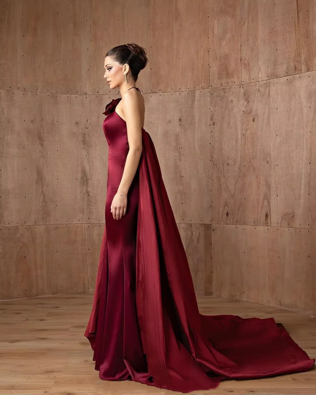 Meetlove الرسن حمالة الزهور حورية البحر مخصص الساتان الأحمر انفصال قطار بلا أكمام الطابق طول فساتين السهرة