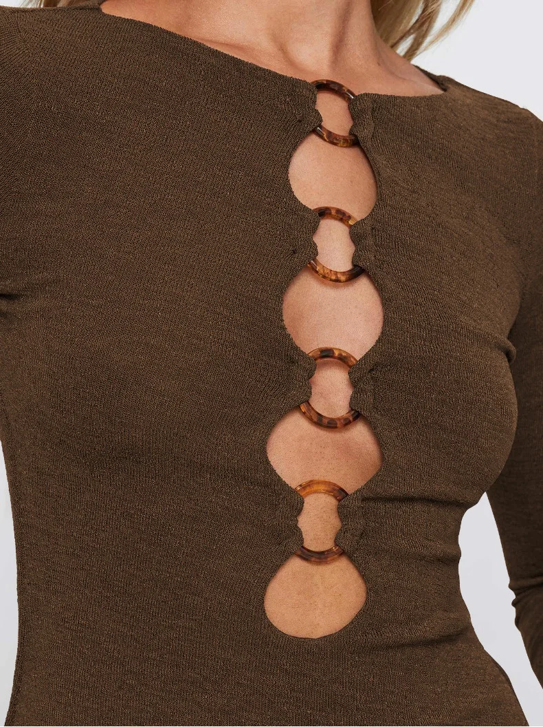 Abito ritagliato da donna con dettagli ad anello in metallo 2025 Mini abito chic francese sexy ed elegante Abito da cocktail party traforato Y2K