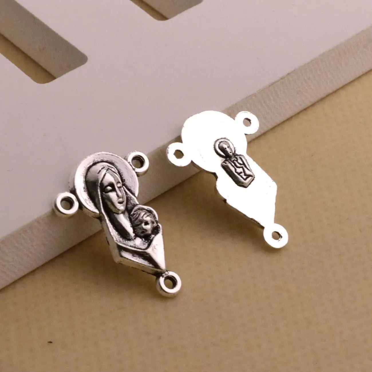 

30Pcs Virgin Mary Rosary Centerpiece Christian Our Lady Maria Holding Infant Jesus Rosary Center Connectors DIY Accessories