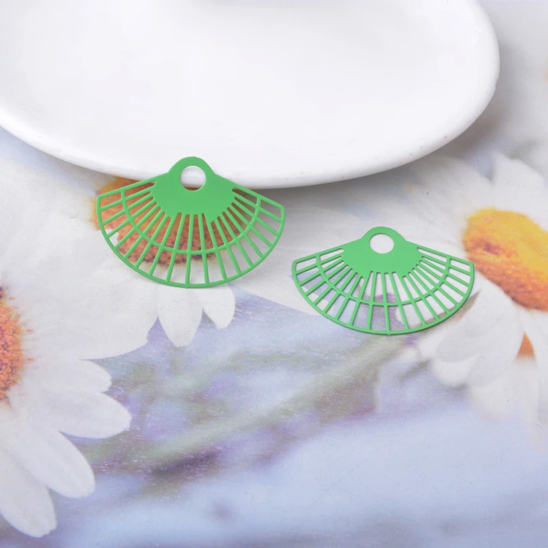 30 Stück AC15179 Messing-Schmuckanhänger, hellgoldene Blumen, bemalte Blumen, Anhänger, DIY-Accessoires für Damenohrringe – Detail 8