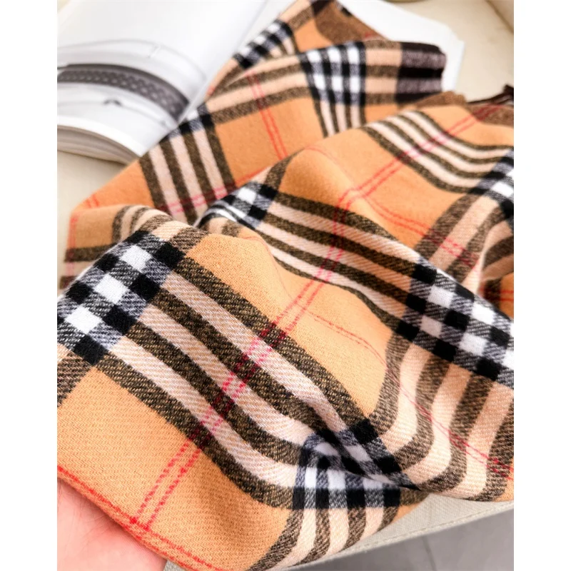 وشاح دافئ على الطراز البريطاني الجديد لخريف وشتاء المرأة شال عصري ومتعدد الاستخدامات وشاح منقوش من الكشمير المقلد بشراشيب