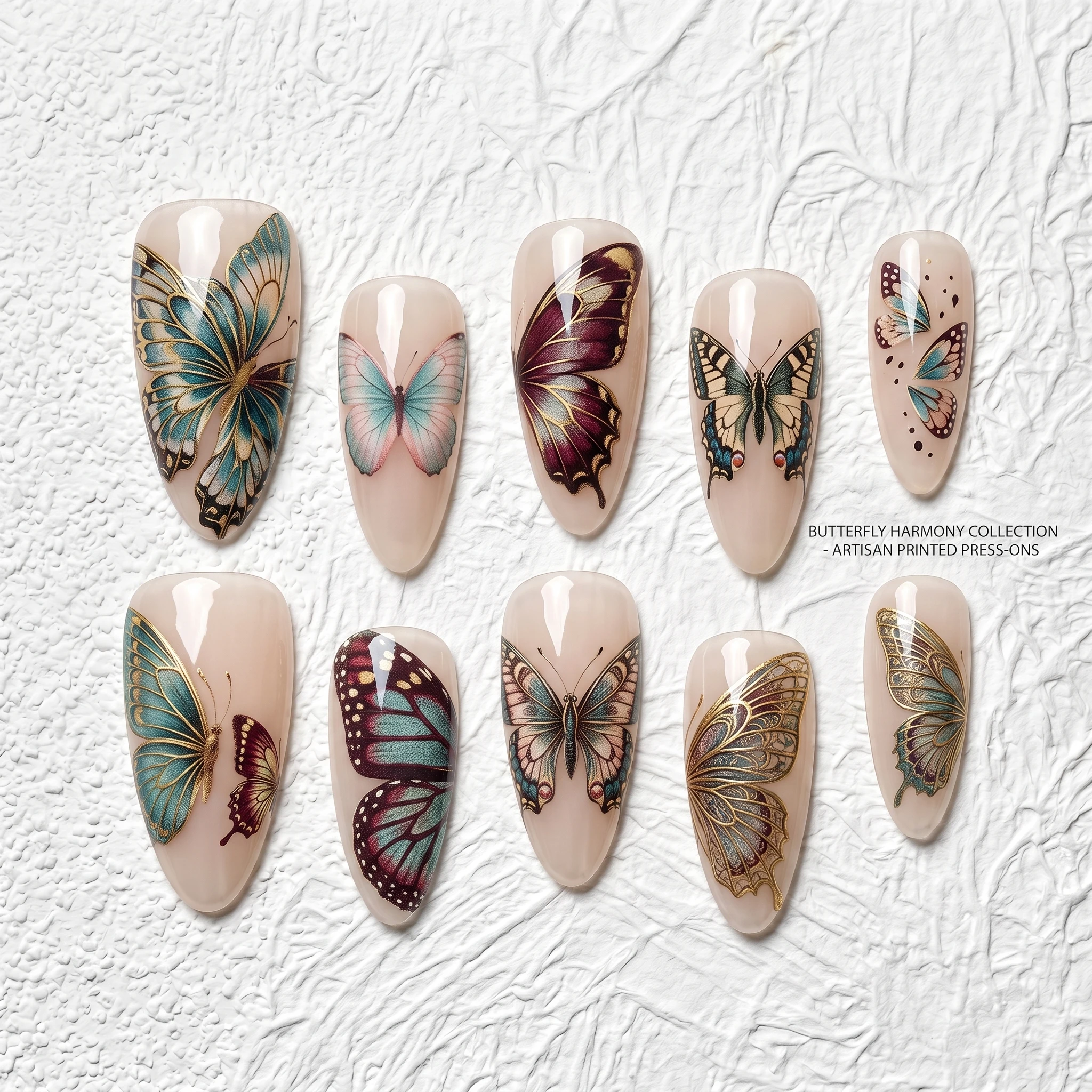 Uñas Postizas Artesanales de Almendra con Diseño de Mariposa Harmony, 10 Piezas | Mariposas en tono verde azulado y burdeos, alas con acabado dorado y efecto esmaltado