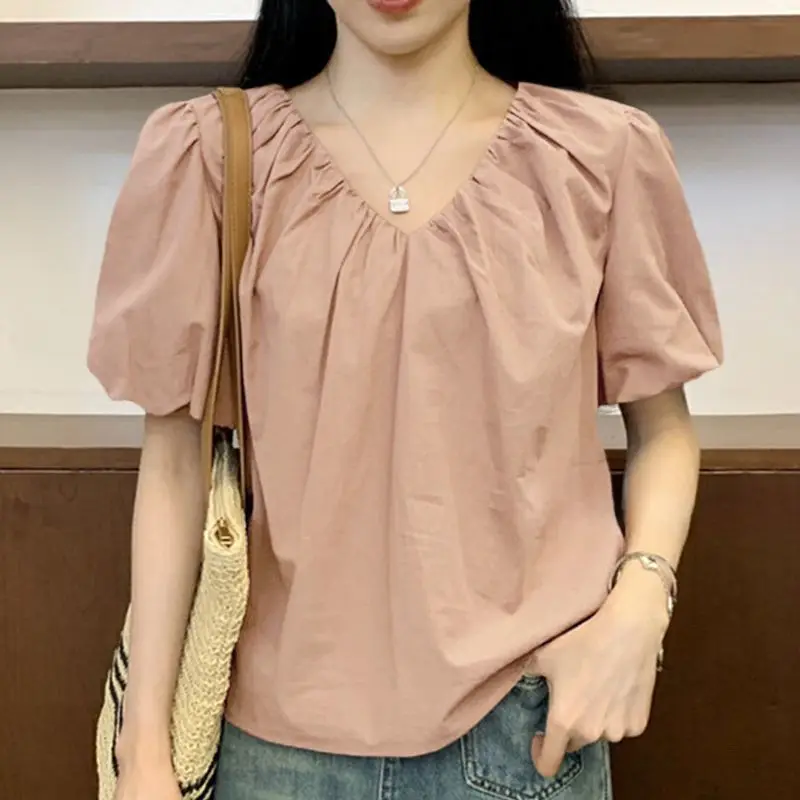 

Новая женская летняя свободная укороченная блузка-топ из тонкого чистого хлопка с V-образным вырезом и коротким рукавом, визуально стройнящая фигуру, в модном стиле.
