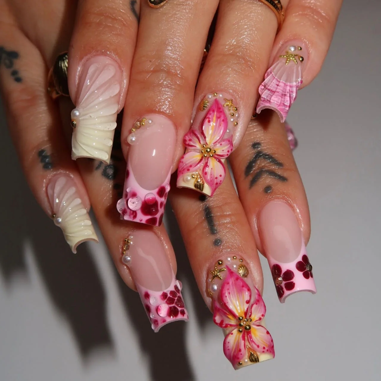 

24PCS Sweet Cool Press on Nails 3D Carved Flowers Designs Medium Square Fake Nails for Women Pink French Diamonds Wearable Nails