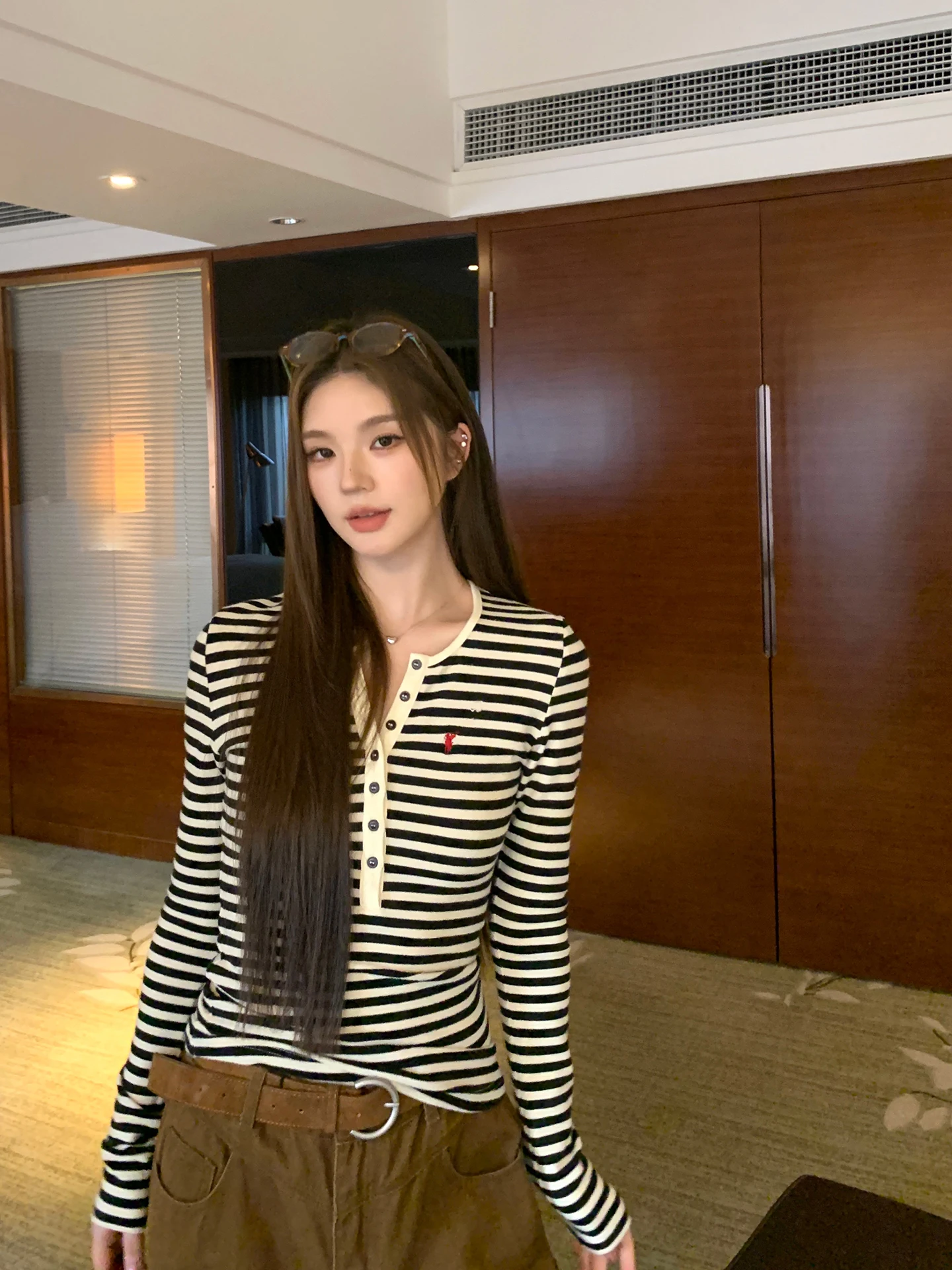 قميص داخلي نحيف بأكمام طويلة مخطط، تي شيرت بأسلوب كوري أنيق للنساء، قميص علوي برقبة على شكل V لموسم الشتاء