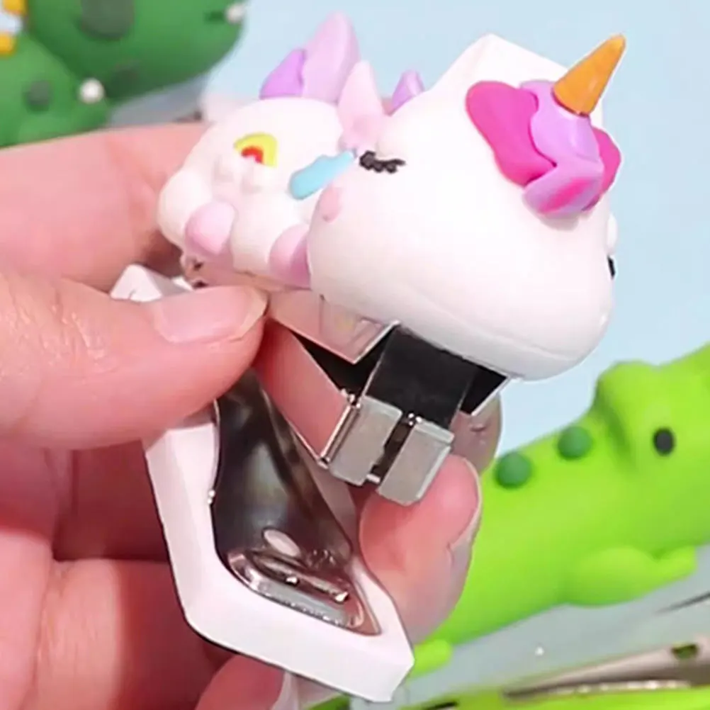 

2pcs Cute Handheld For Desk Office School Lightweight Portable Small Stapler Reusable Student Teacher Gift Decorative