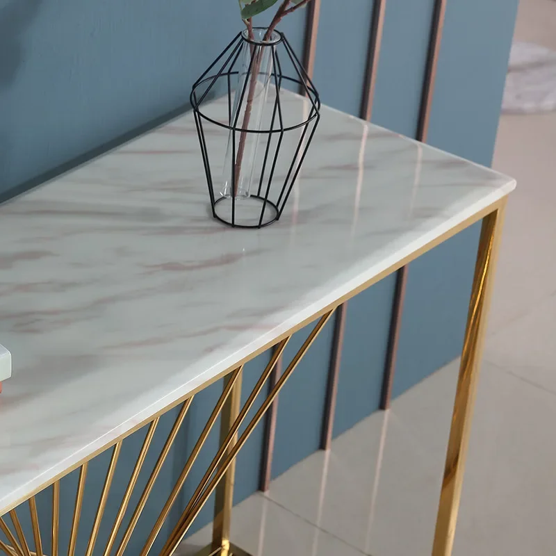 مدخل فاخر خفيف من الشمال الإيطالي، مدخل جانبي ضيق، غرفة معيشة رخامية