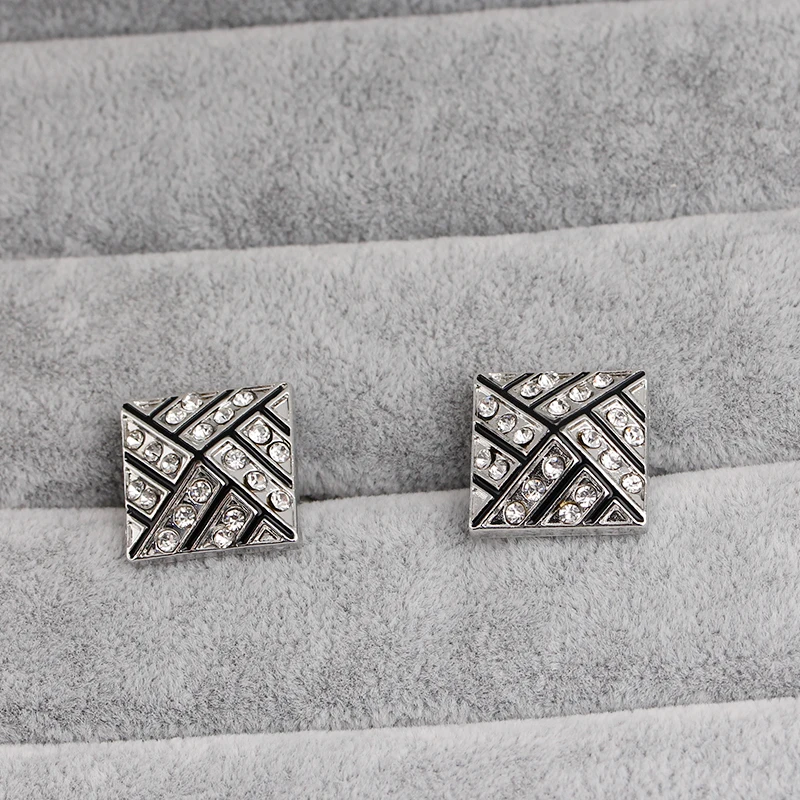 2Pcs/Set  Dazzling Crystal Pyramid Design Mens Cufflinks Luxury Business Wedding Grooms Full Rhinestone Paved Square Cuff Button