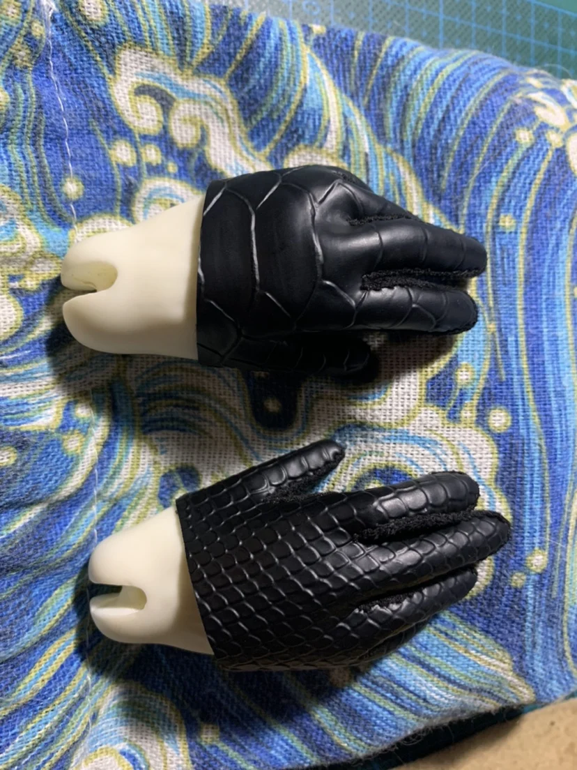 D04-A848 children handmade toy Uncle 68 Doll BJD/SD  doll Accessories Black Snakeskin Armor Gloves 1pair