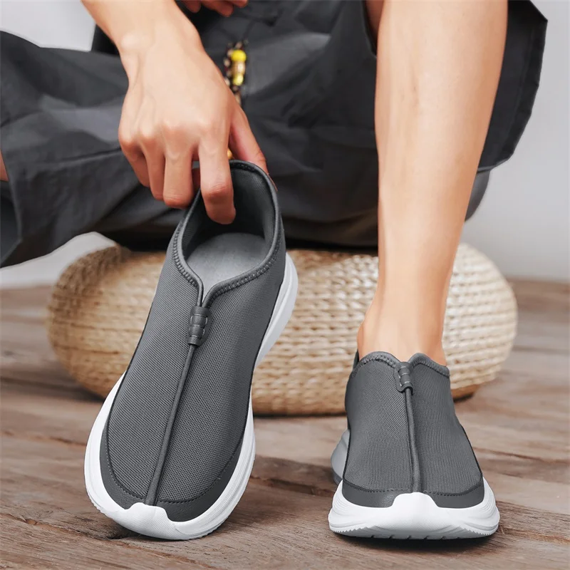 

New Men's Shoes Are Fashionable and Suitable for Outdoor Breathable Sports Soft Soled and Non Slip Shoes with Men Pointed Toes