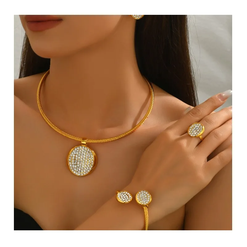 

Комплект украшений в ретро-стиле: колье, серьги, браслет с геометрическим дизайном, инкрустированным стразами, круглый брендовый кулон, цепочка на ключицу