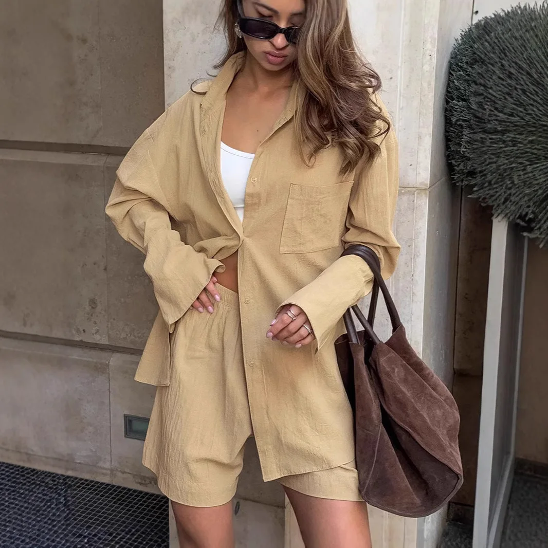 

Простой повседневный женский костюм из хлопка и льна цвета хаки: рубашка и шорты, комплект из двух предметов, летний дизайн 2026 года