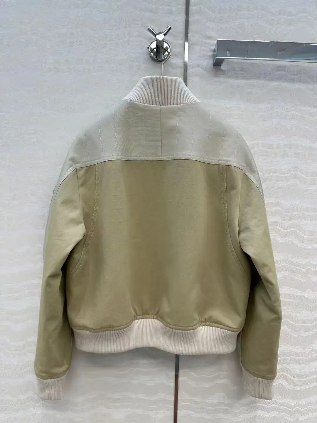 

Женские кожаные карманы контрастного цвета, пилотная куртка, хлопковая куртка, полоска из 100% овечьей кожи, окантовка ручной работы, короткий силуэт