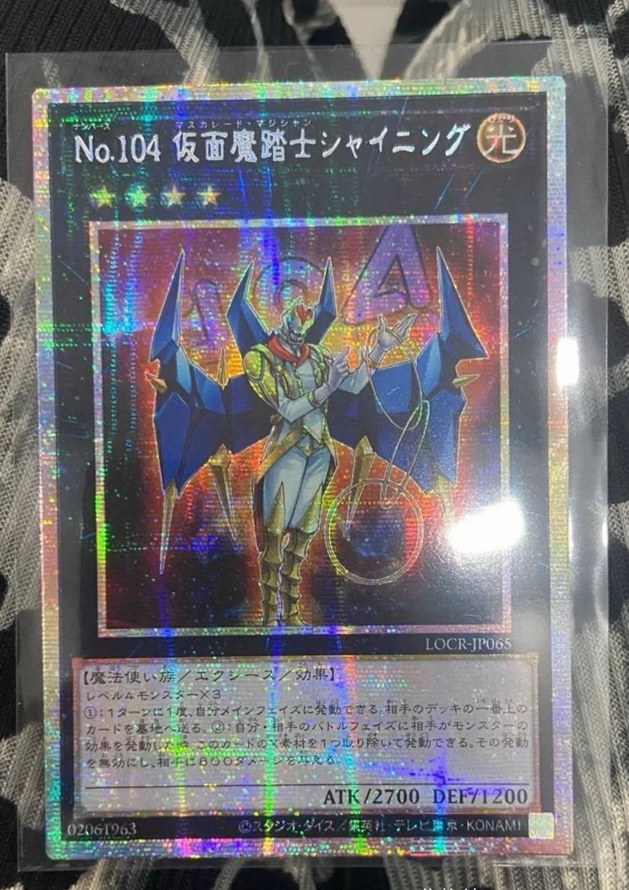 Yugioh KONAMI Duel Monsters LOCR-JP065 Número 104: Masquerade Prismatic Secret Rare, Tarjeta Coleccionable Japonesa en Estado Impecable
