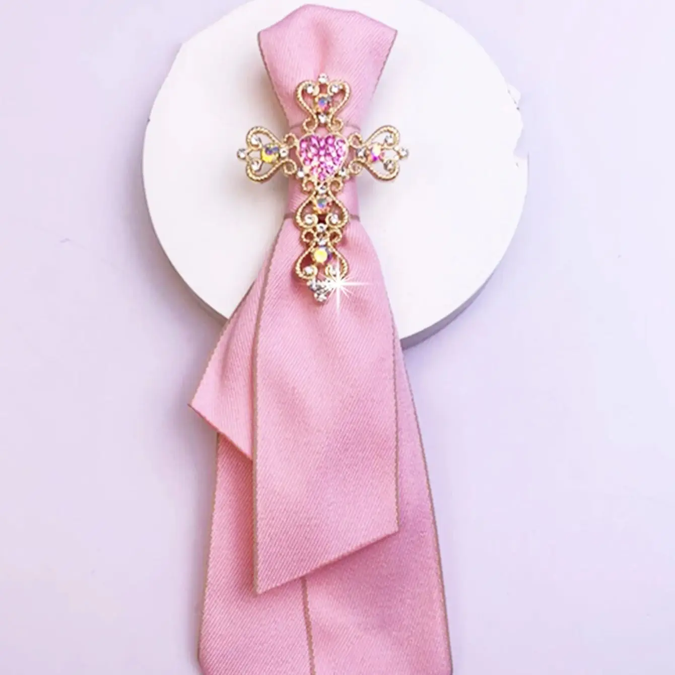 Eine handgefertigte, edle und elegante Damenfliege im Business- und Campus-Stil, geeignet für den täglichen Modegebrauch, Geschäftstreffen, Veranstaltungen, Moderationen, Cosplay usw.