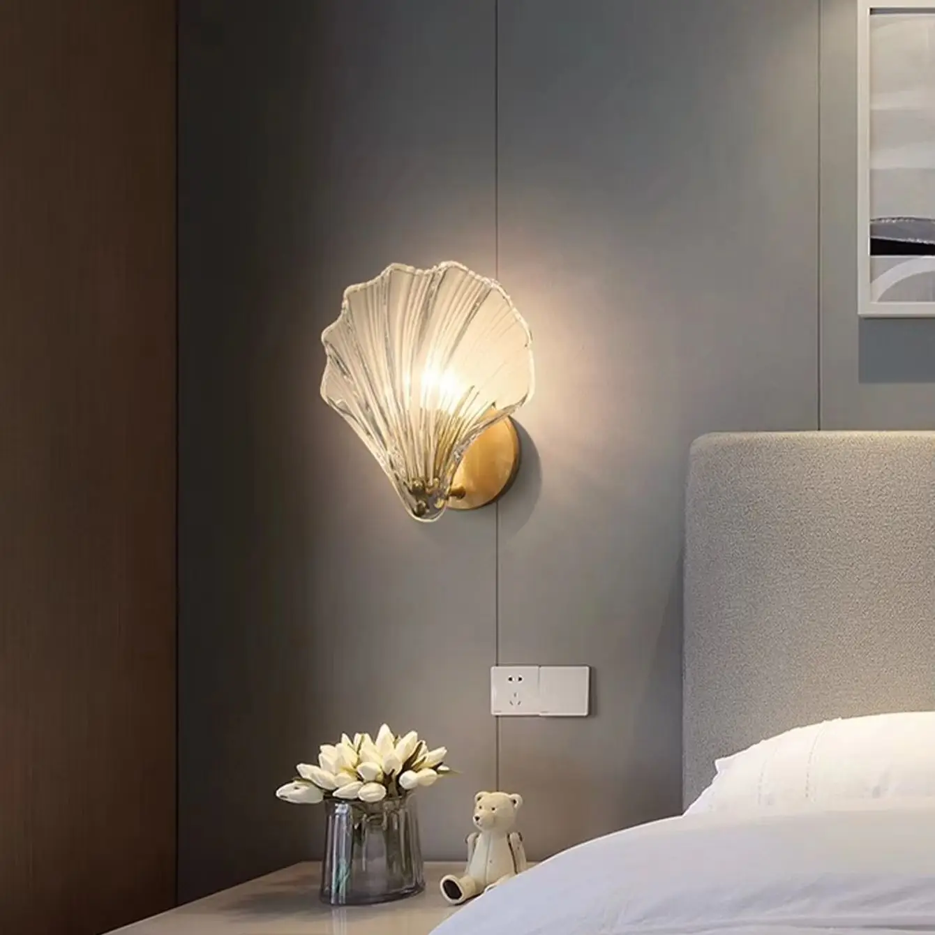French Shell Wall Lamp Vertical Striped Clear Glass Sconce with Brass Base Luxury Bedside Corridor Entryway Lighting for Bedroom