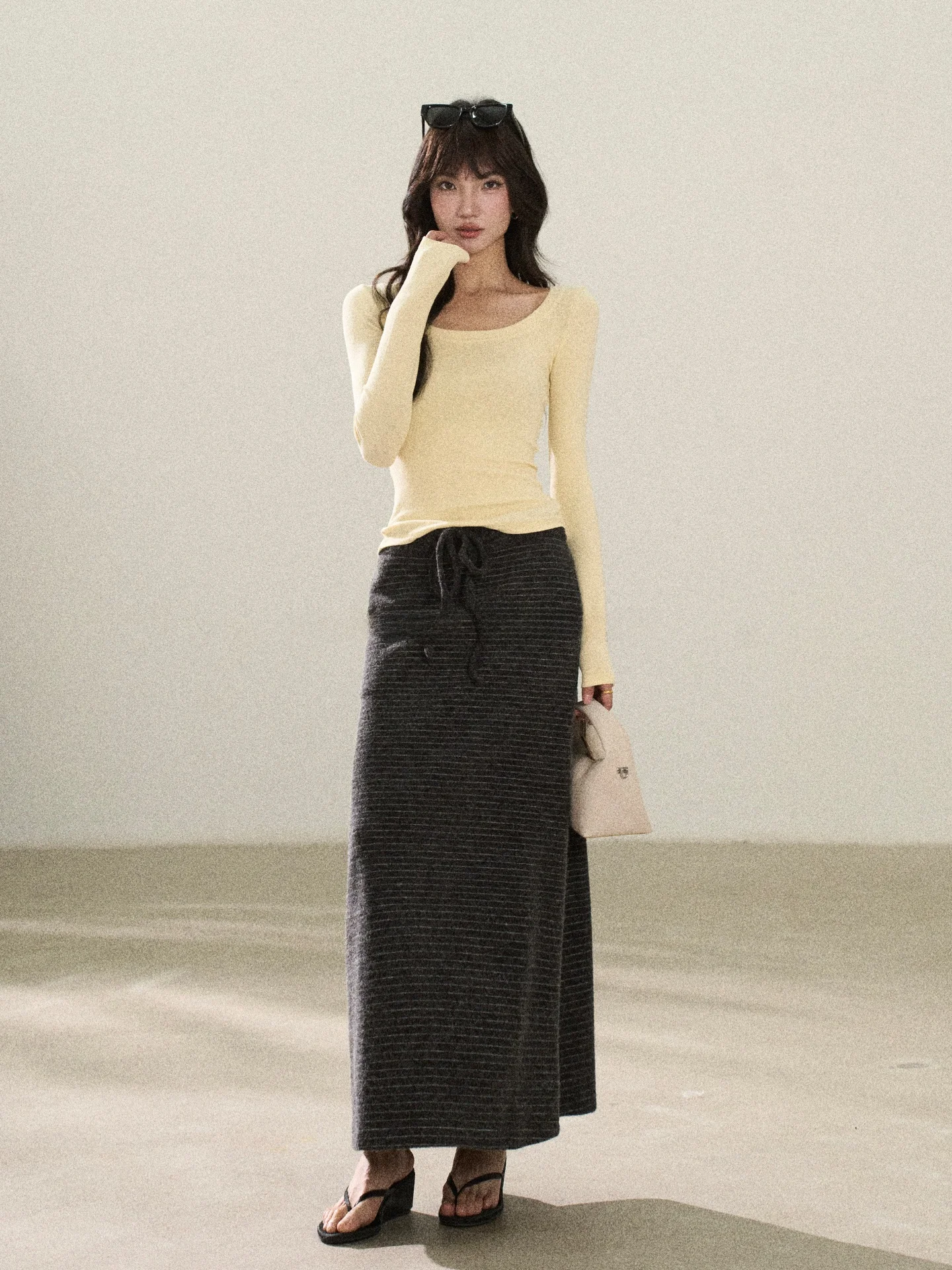 

Высококачественная прямая длинная юбка-футляр в корейском стиле с поясом, черно-белыми полосками, для женщин, весенний сезон