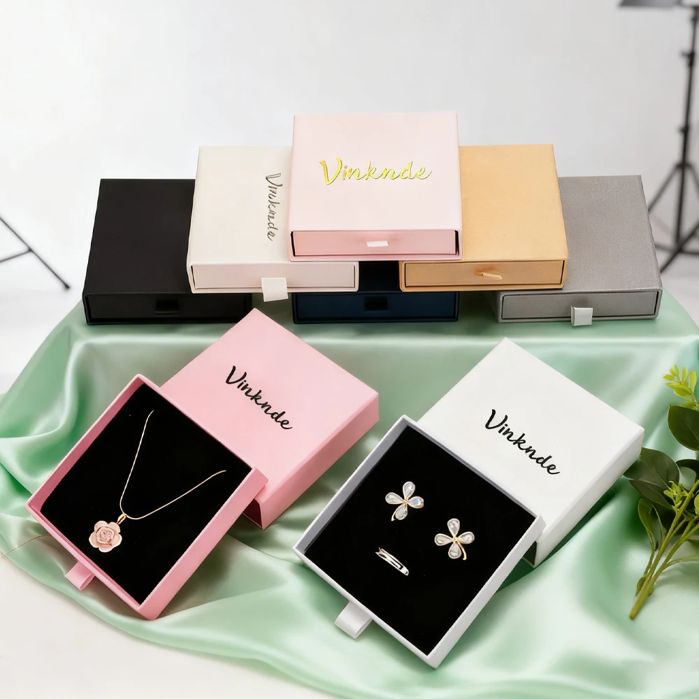 

50 шт./лот, роскошный подарок с принтом на заказ, маленькая бумажная коробка, ящик для хранения ювелирных изделий, серьги, ожерелье, кольцо, упаковка, пылесборники для ювелирных изделий