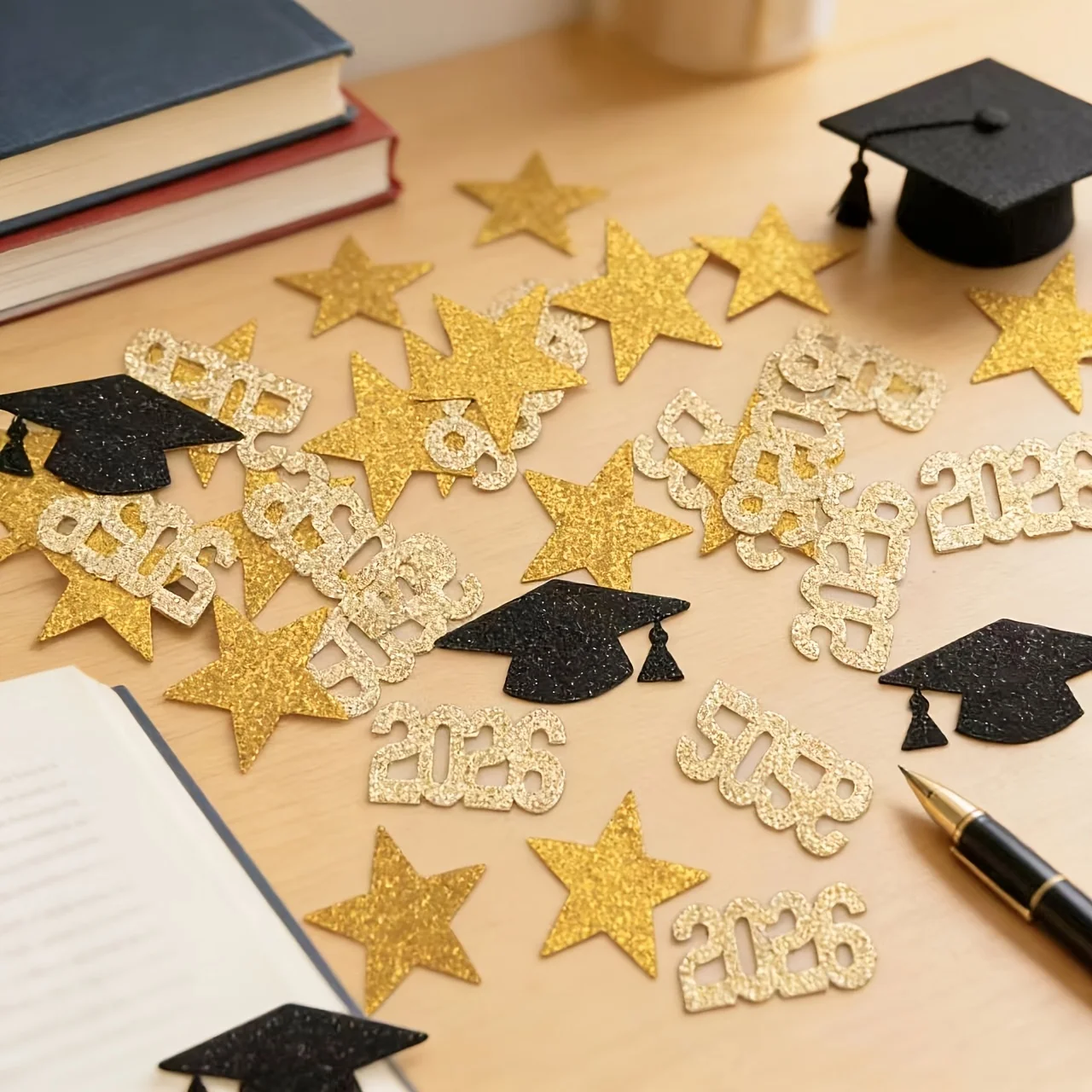100 pièces de confettis pour fête de remise des diplômes – 2026 Chapeau de docteur et étoile, 3 styles assortis, décoration de table pour événements de saison de remise des diplômes