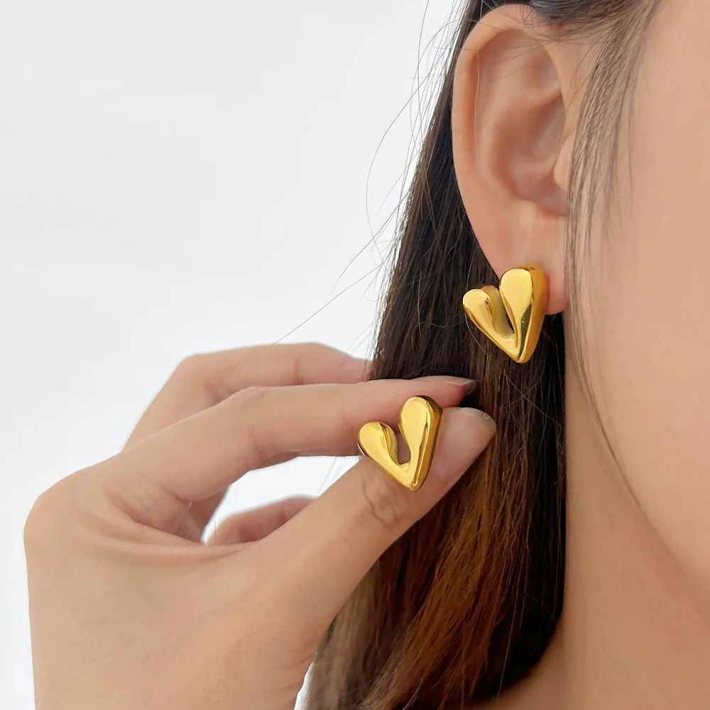 DIY accessories High-end love design earrings simple niche stainless steel gold-plated heart stud earrings fashion niche earring
