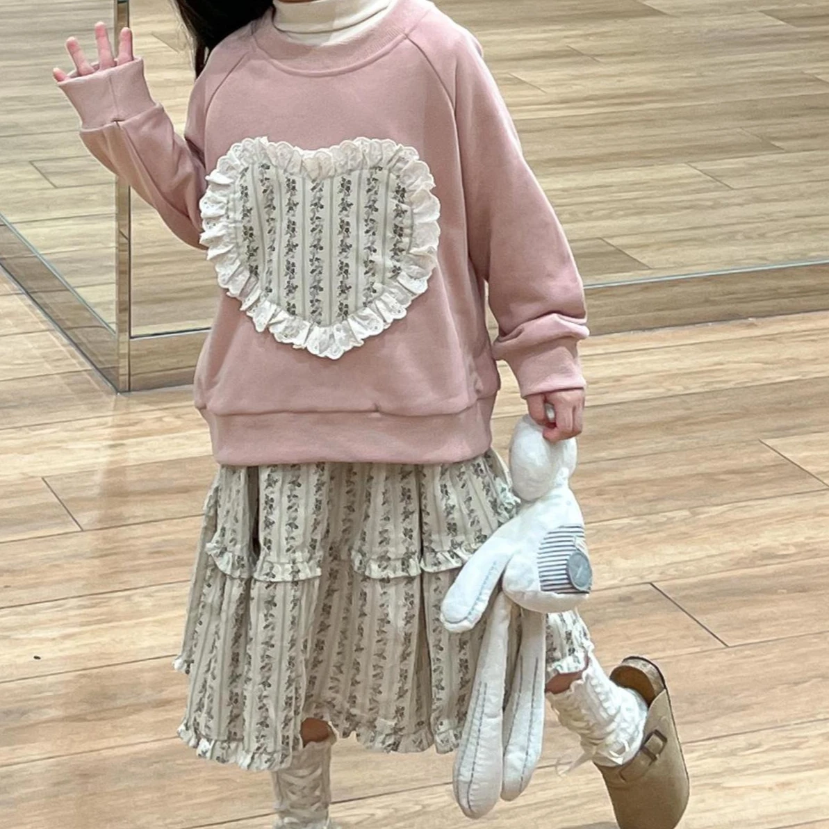 

Girls' Suit 2025 Autumn New Childrens Clothing Girls Baby Flower Stripe Cloth Love Hoodie Flower Half Skirt Two Sets of Casual