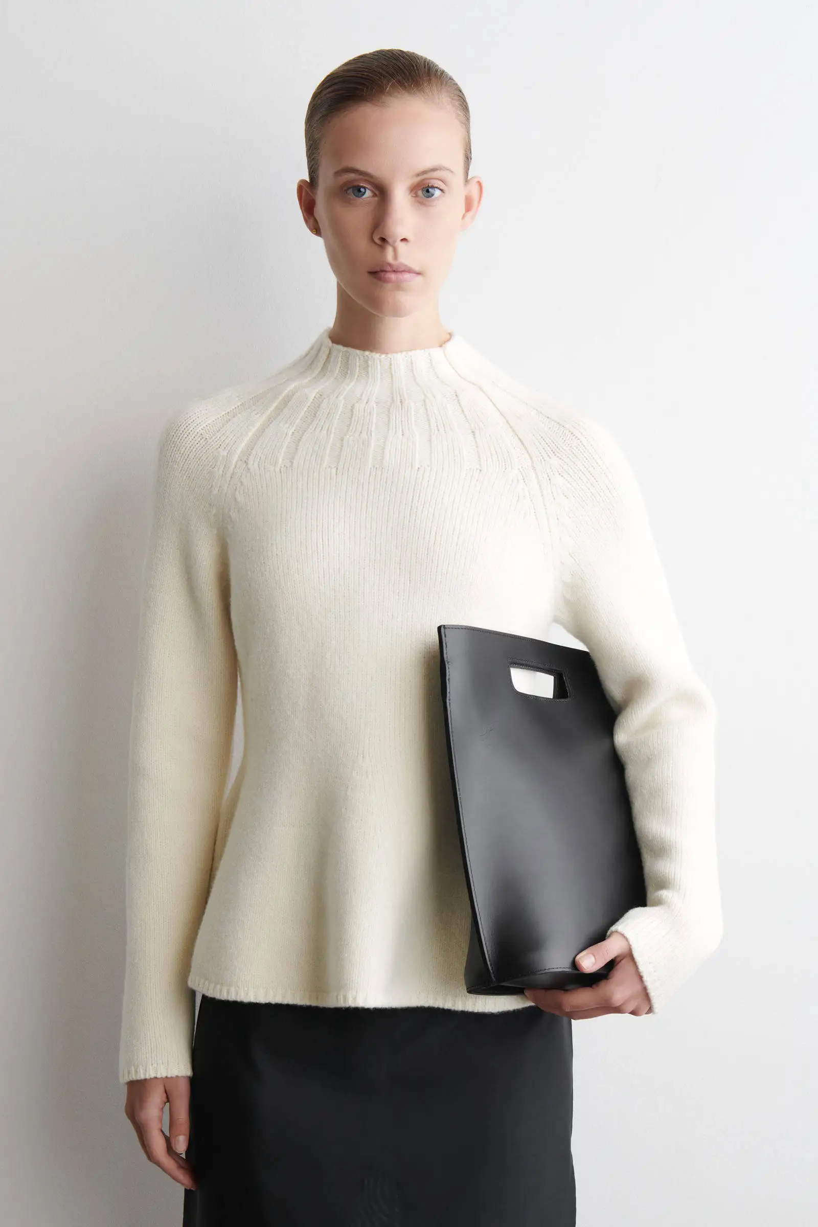 

Ethereal MD 2026 cosmod: Новая модель женского приталенного свитера из бежевой шерстяной смеси с рюшами по низу