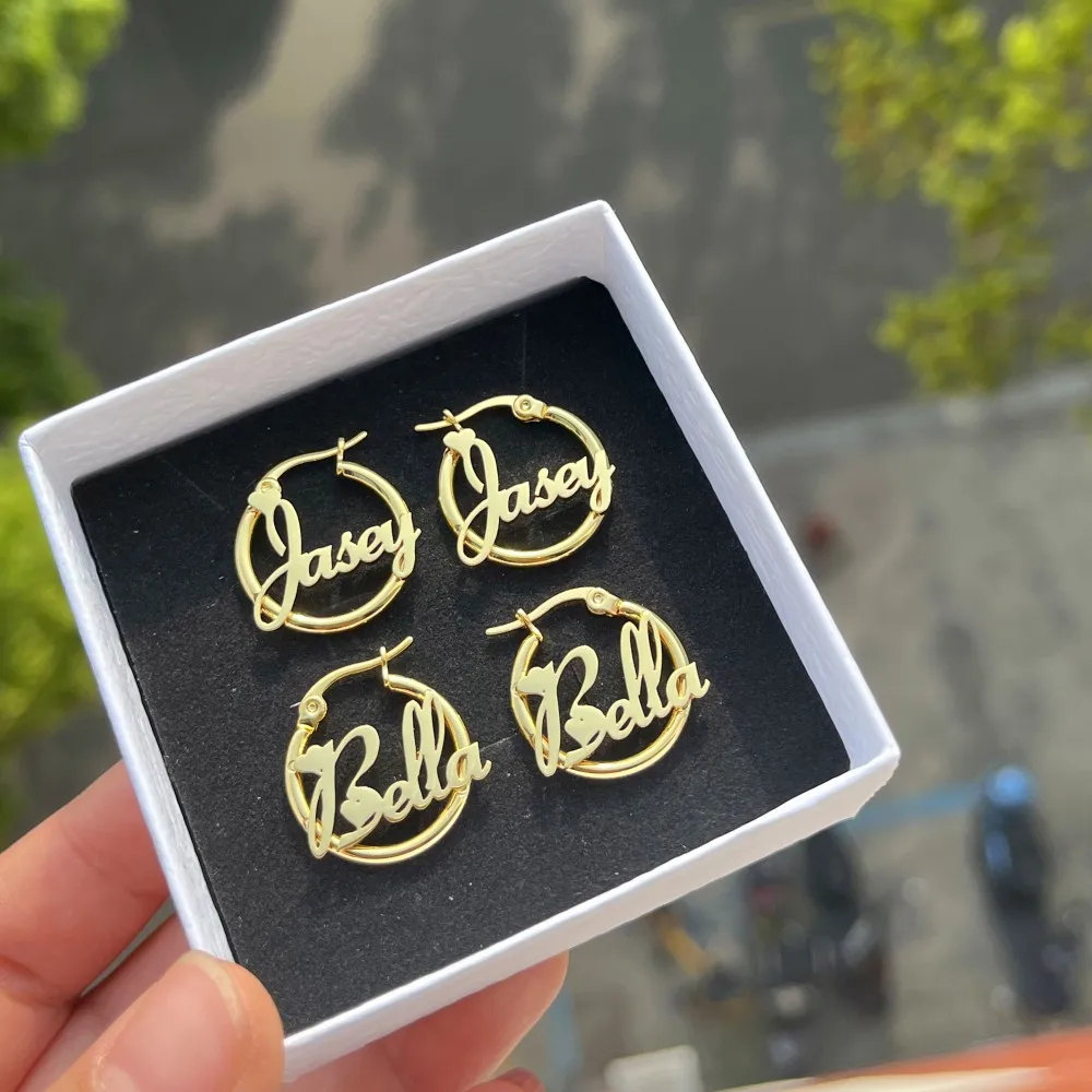 Duoying personalizado placa de identificação brincos aros 20mm 18k banhado a ouro aço inoxidável carta redonda brinco jóias para o presente das