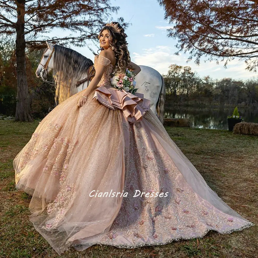 Rose Gold Weg Von Der Schulter Rüschen Quinceanera Kleider Ballkleid Blumen Kristall Perlen Korsett Süße 15 Vestidos XV Años