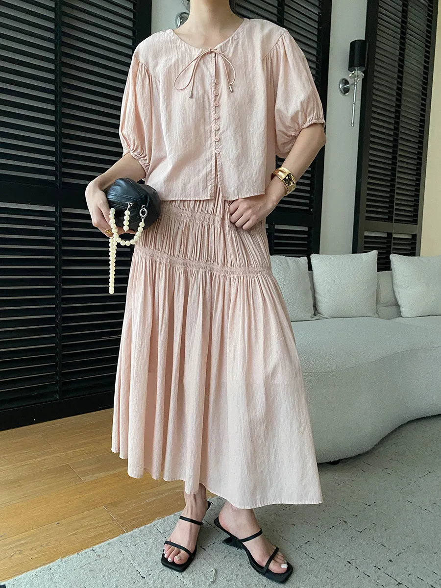 Sommerliches Damen-Set: Lässiges, einfarbiges, französisches Spitzenhemd mit kurzen Ärmeln und plissiertem, elastischem Rock mit hoher Taille – Detail 9