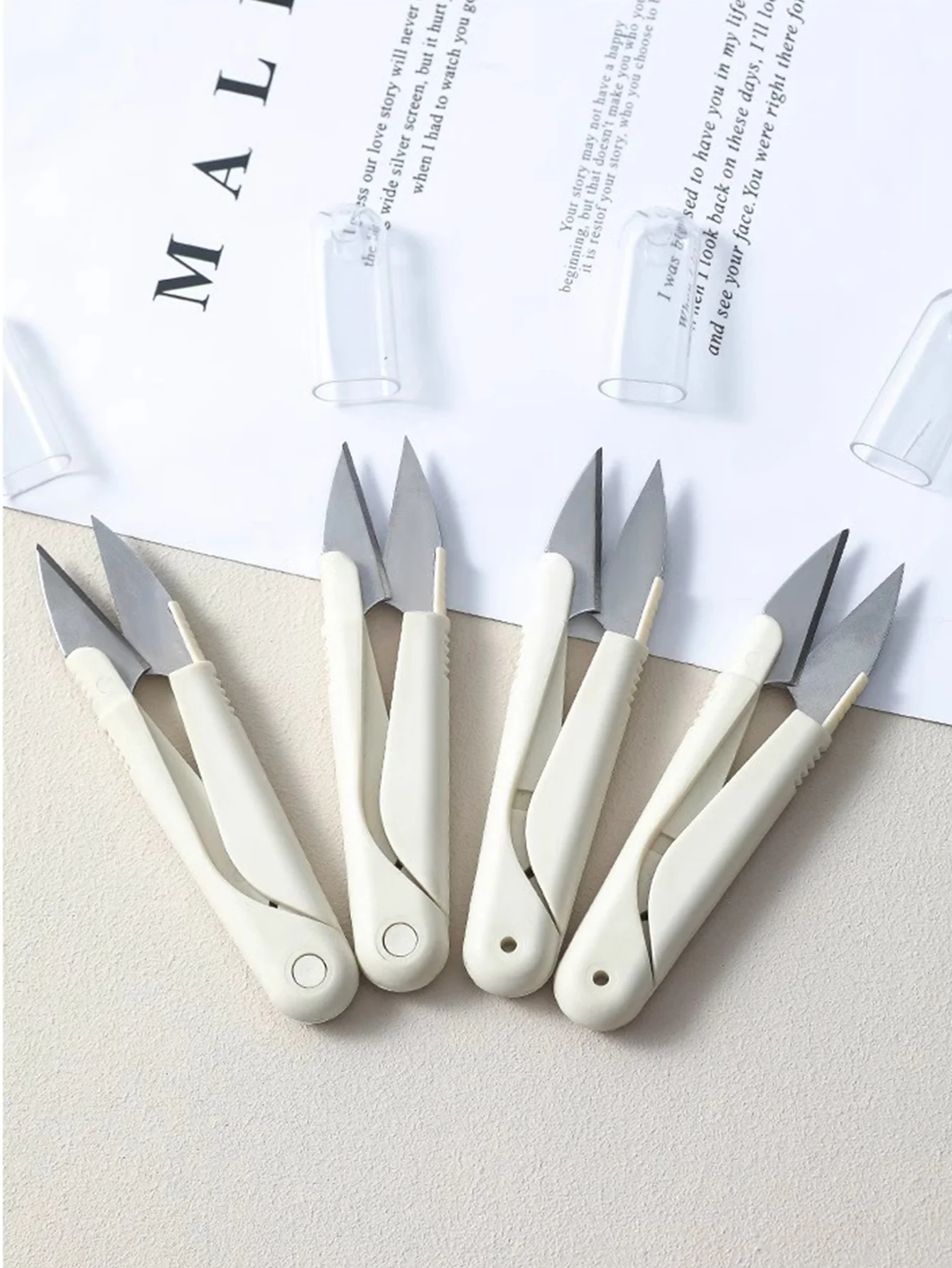 

U-shaped household small scissors, with spring-loaded stainless steel thread trimmer, easy to carry, compact and lightweight