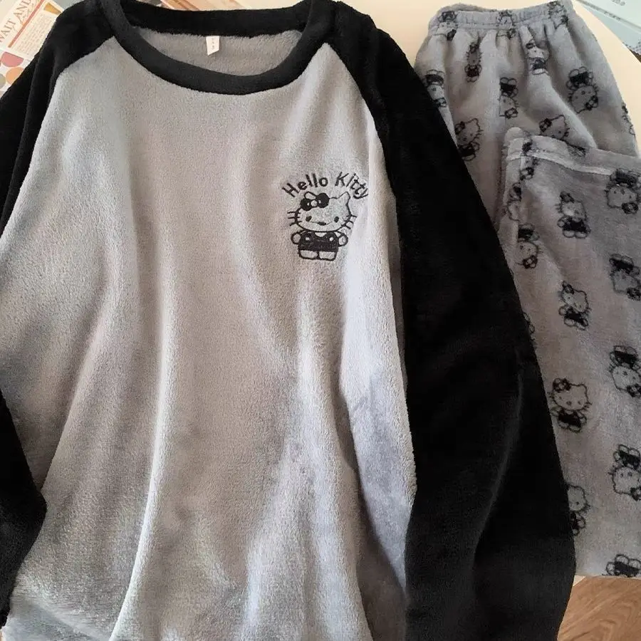 ชุดนอนลายคิตตี้น่ารักสำหรับผู้หญิง ฤดูใบไม้ร่วงและฤดูหนาว คอกลม ผ้ากำมะหยี่หนานุ่ม แขนยาว กางเกงขายาว ชุดนอนใส่สบายๆ อยู่บ้าน