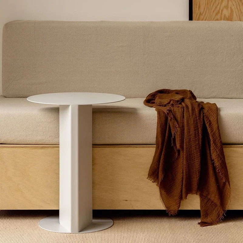 طاولة بجانب السرير، أريكة شمالية حديثة جديدة، عدد قليل من طاولات على جانب متجر شاي الحليب، حديد مطاوع على الجانب، عدد قليل من البسيط