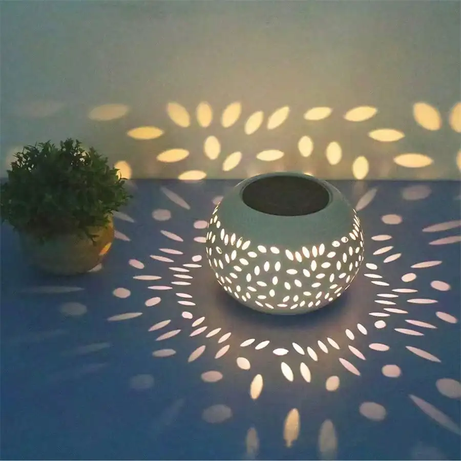 1/2 Stück Solar-Eisen-Keramik-Spotty-Laterne: Hohl, wasserdichte Outdoor-Dekoration für Garten/Terrasse/Balkon