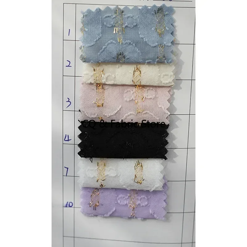 Nuovo tessuto in chiffon jacquard con fiori tagliati in seta dorata Tessuto in tulle non elasticizzato micro-permeabile per abiti, 1 metro