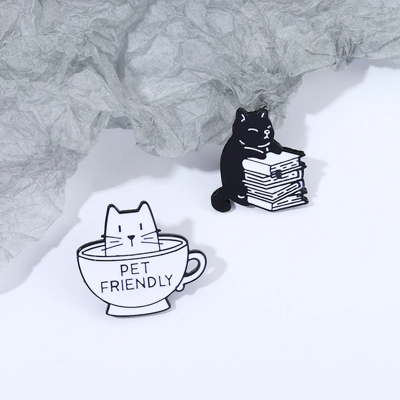 Alfileres personalizados, broches de gatito negro, libros, taza, insignias de solapa, joyería de animales divertidos de dibujos animados, regalo para niños, amigos, gatos traviesos, esmalte