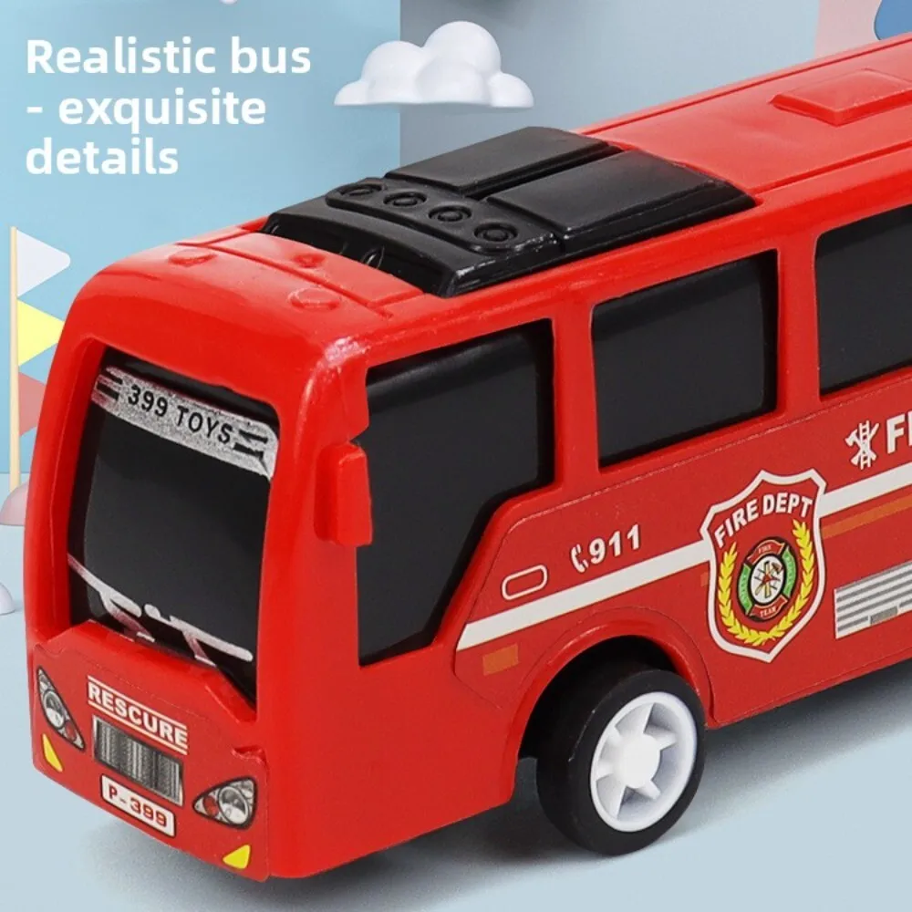 Vier terugtrekbare speelgoedauto's voor kinderen Grote busontwerp Duurzaam plastic voertuig voor jongens Meisjes Binnen Buiten Speelcadeau-idee